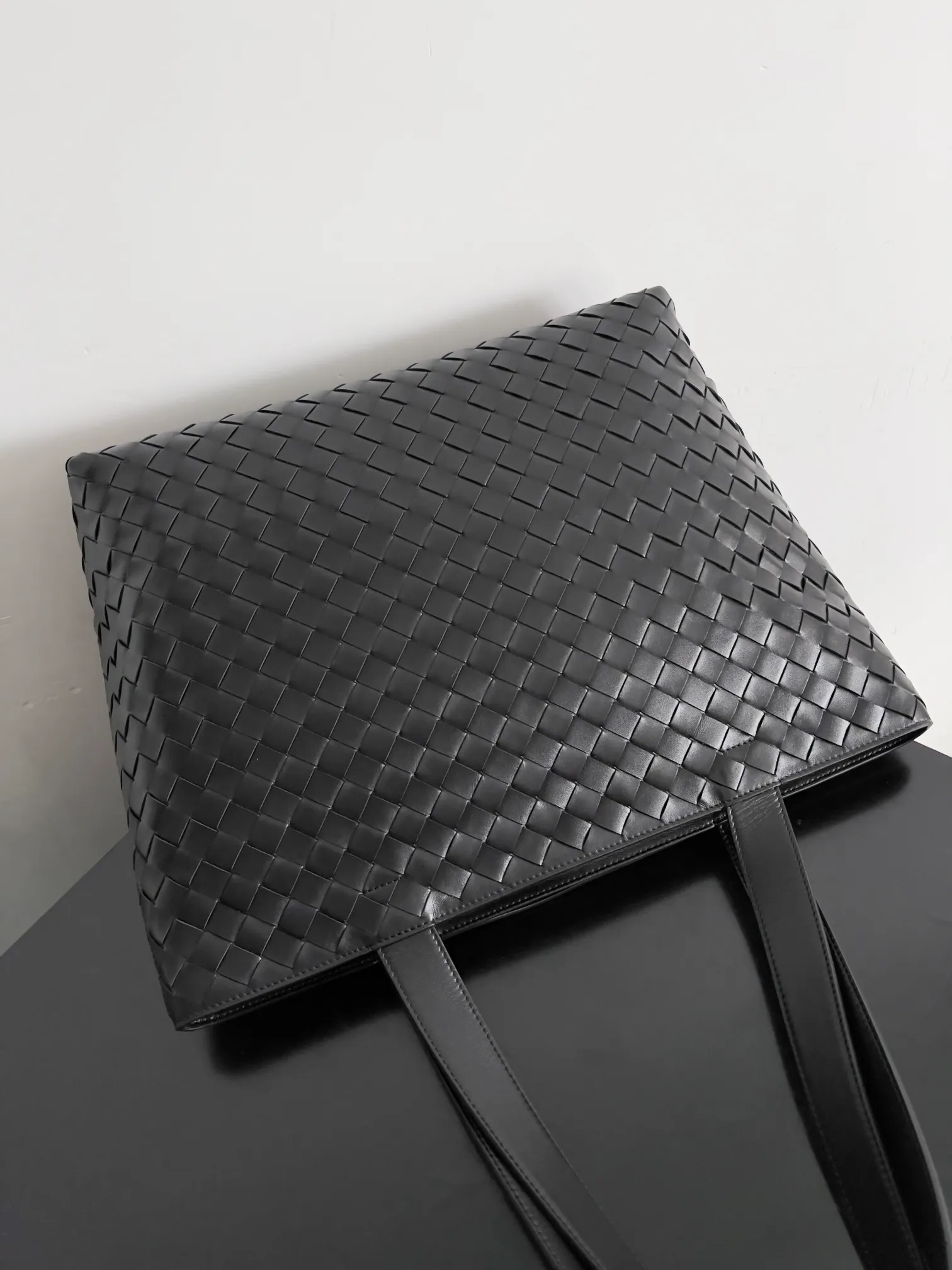 Batch 2360 BV zippered black tote bag is online. Are you still looking for a simple zippered tote bag? Take a look at BV's simple, low-key, practical, large-capacity, versatile and yet outdated large tote bag with its own unique style. The zipper opening and closing are safe and high-quality leather shows more connotation. The full cowhide is lined to keep the light weight. Small items also have their own exclusive storage. It is truly a durable commuter bag that can accompany you through spring, summer, autumn and winter. Style number: 786666 Size: 44*35*17cm